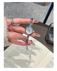 Primo piano dell'elegante orologio al quarzo argento GUOU da donna con quadrante