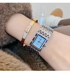 Dichtbij van een vierkant zilveren quartzhorloge voor dames met stalen horlogeband