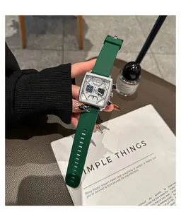 Primer plano de un reloj de cuarzo cuadrado GUOU con una correa de silicona verde oscuro