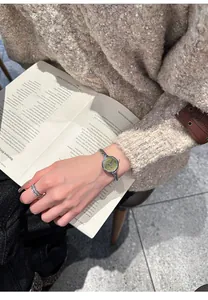 Dettaglio dell'orologio al quarzo vintage GUOU da donna con quadrante verde lime e catena