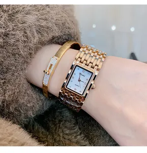 Detailopname van het luxe Dinimi dameshorloge met vierkante wijzerplaat en een elegante metalen band