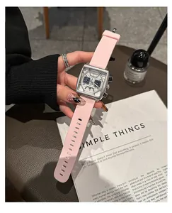 Primer plano del elegante reloj de cuarzo cuadrado GUOU con correa de silicona rosa duradera