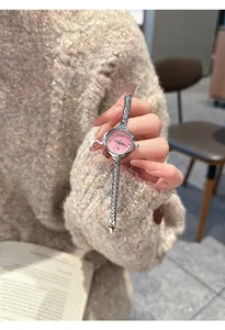 Primo piano dell'elegante orologio al quarzo argento GUOU da donna con quadrante rosa.