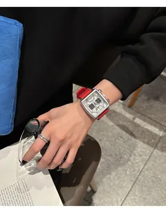 Detalle de cerca del reloj de cuarzo cuadrado GUOU con una correa de silicona roja vibrante.