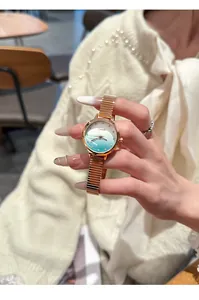 Close-up of elegant EAVANLIN quartz watch with rose gold stretch band and gradient dial