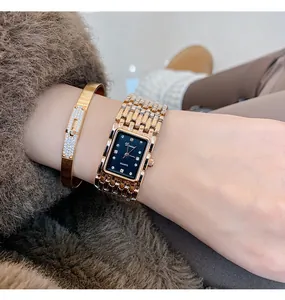Close-up van het elegante roségouden Dinimi vierkante quartzhorloge voor dames met zwarte plaat.