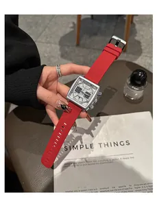 Vista detallada del reloj de cuarzo cuadrado GUOU con una correa de silicona roja vibrante.