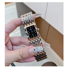 Detail van luxe roségouden Dinimi rechthoekig horloge met een zwarte kristallen wijzerplaat