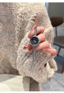 Elegante orologio da donna GUOU al quarzo in argento con quadrante nero e cinturino a catena