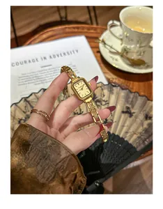 Vintage goldene rechteckige Quarz Uhr mit Gliederarmband in einer Lifestyle Umgebung