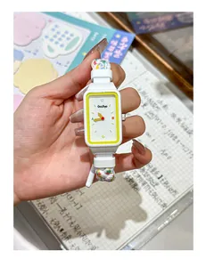 Primer plano de un reloj rectangular blanco con una correa tejida de colores estilo dopamina.