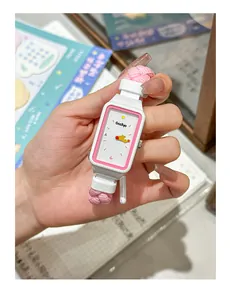 Vista detallada de un reloj con correa trenzada rosa y caja rectangular blanca muy mono