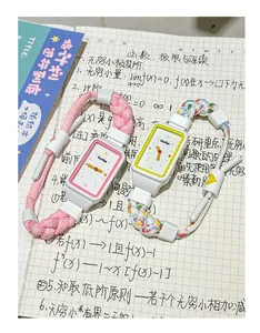 Primer plano de lindos relojes de mujer con correas trenzadas sobre un cuaderno.