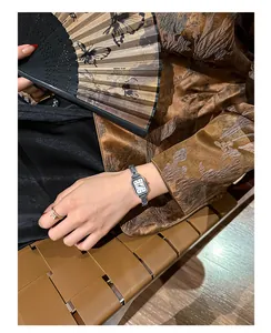 Nahaufnahme einer eleganten silbernen Vintage-Quarzuhr, die an einem Handgelenk getragen wird
