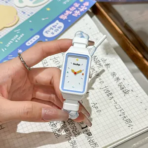 Reloj rectangular blanco lindo con correa de cuerda trenzada azul y blanca para niñas