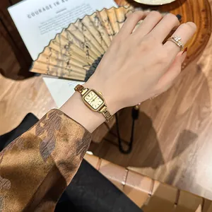 Elegante goldene Vintage-Quarzuhr für Damen mit klassischem Metallarmband im Retro-Stil