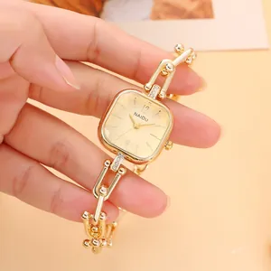 Elegante goldfarbene quadratische Quarzuhr für Damen mit dekorativem Gliederarmband