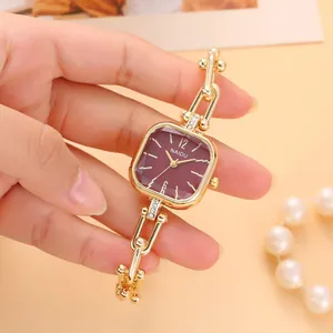 Elegante Quarzuhr für Damen mit burgunderrotem Zifferblatt und Goldkettenarmband