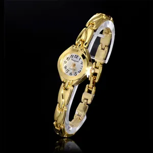 Elegante detailopname van een gouden Chaoyada damesarmbandhorloge met witte wijzerplaat