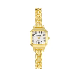 Dettaglio di un orologio al quarzo da donna in oro con quadrante quadrato e bracciale