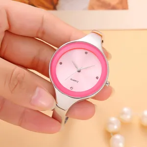 Primo piano di un elegante orologio da donna a bracciale con quadrante rosa e cinturino argento