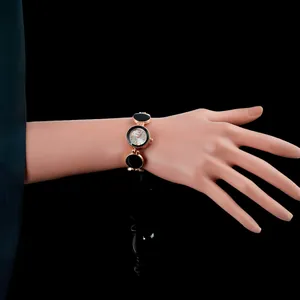 Vista dettagliata dell'orologio da polso da donna in oro rosa con cerchi neri