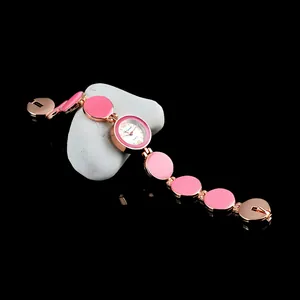 Primo piano dell'orologio a bracciale oro rosa con maglie rosa su pietra