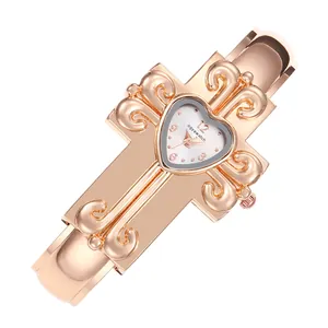 Orologio a bracciale vintage in oro rosa con quadrante a cuore e design a croce