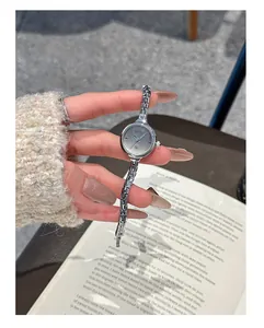 Primo piano dell'elegante orologio al quarzo argento GUOU da donna con cinturino