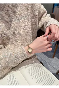 Dettaglio dell'elegante orologio al quarzo GUOU vintage al polso di una donna