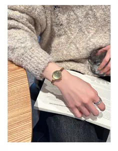 Elegante orologio al quarzo dorato vintage GUOU da donna in vista dettagliata.
