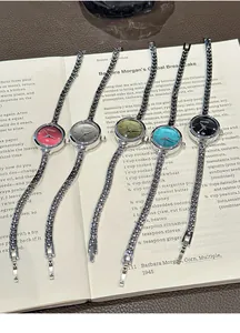 Vista dettagliata di eleganti orologi al quarzo GUOU con quadranti colorati e cinturini argento.