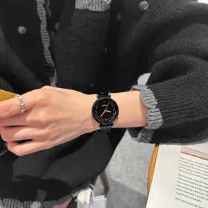 Elegante Gccliyo Damenarmbanduhr aus schwarzem Stahl mit minimalistischem Zifferblatt.