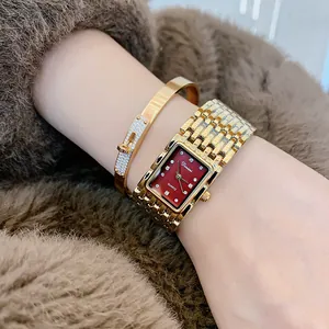 Elegante Dinimi dameshorloge goud rechthoekig met rode wijzerplaat en luxe armband