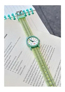 Detailopname van de mintgroene siliconen band met ruitpatroon en wijzerplaat voor kids