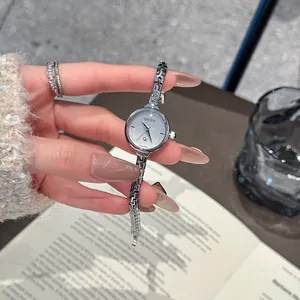 Elegante piccolo orologio al quarzo GUOU argento per donna con cinturino a catena alla moda