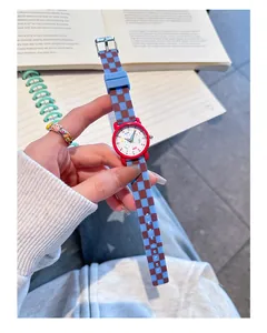 Gedetailleerd beeld van een kinderhorloge met blauw en bruin dambordpatroon siliconen bandje