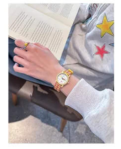 Gedetailleerde weergave van een kleurrijk kinderhorloge met een geruite siliconen band