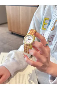 Close-up van een schattig kinderhorloge met een kleurrijke siliconen horlogeband