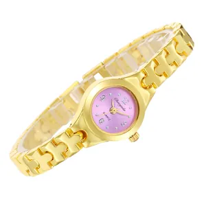 Detailweergave van het goudkleurige horloge met roze wijzerplaat en quartz uurwerk