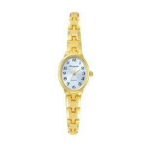 Dettaglio dell'elegante orologio ovale dorato con quadrante azzurro e cinturino