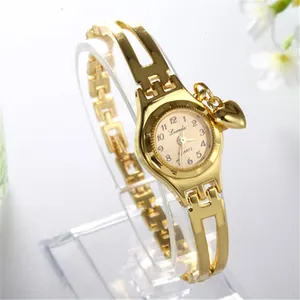 Gedetailleerd overzicht van een elegant gouden armbandhorloge met hartvormige bedel.
