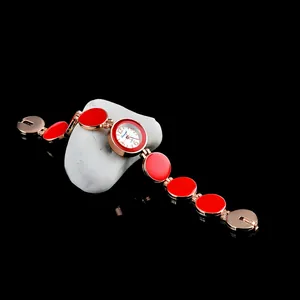 Elegante orologio da polso fashion da donna con quadrante tondo rosso e oro rosa