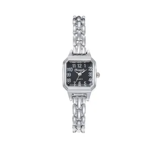 Orologio al quarzo quadrato da donna con quadrante nero e cinturino a maglie argento.