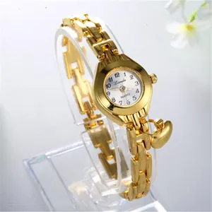 Elegante gouden horloge voor dames met een verfijnde wijzerplaat en kwartsuurwerk
