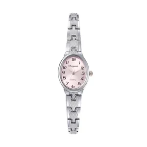 Elegante orologio a bracciale argento con quadrante rosa ovale e numeri.