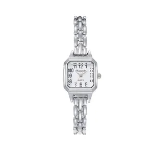 Vista dettagliata di un elegante orologio al quarzo quadrato da donna con cinturino