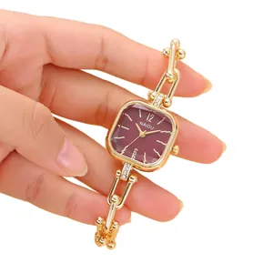 Elegante Damen-Quarzarmbanduhr mit weinrotem quadratischem Zifferblatt und Goldband