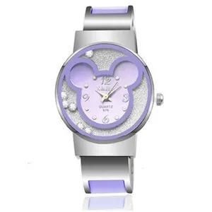 Vista dettagliata dell'orologio al quarzo con sagoma di Topolino viola su quadrante