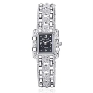 Elegante orologio a bracciale argento con quadrante quadrato nero e cinturino in metallo.